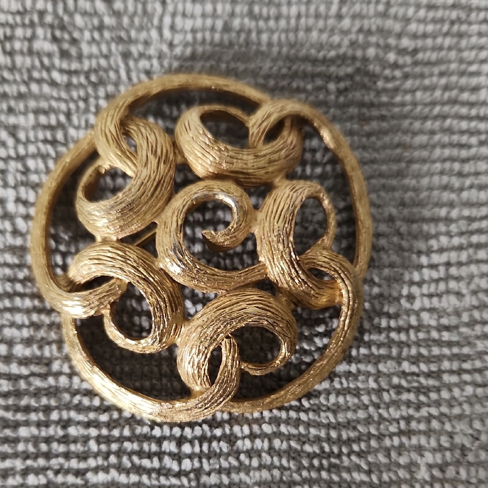 Sarah Coventry brooch textured swirl design gold tone